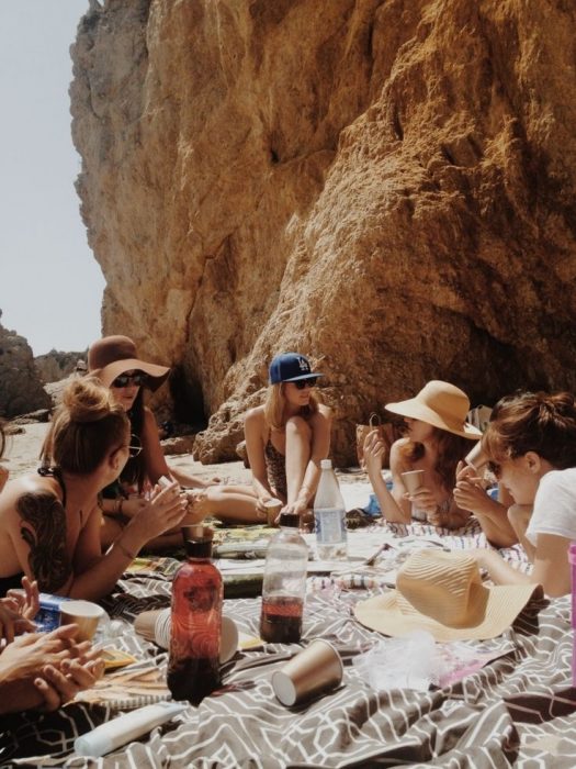 Chica junto a sus amigas en la playa 