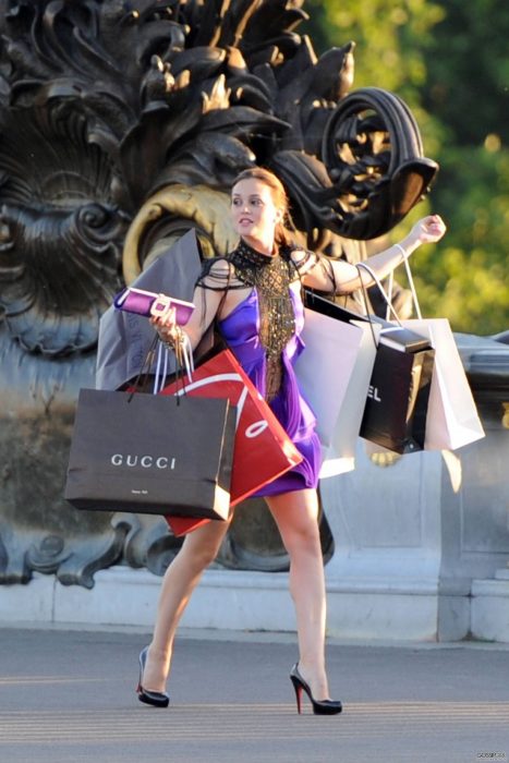 Escena de la serie gossip girls. Blair con bolsas de compras 