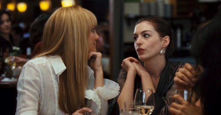 Escena de la película guerra de novias, chicas conversando en un restaurante