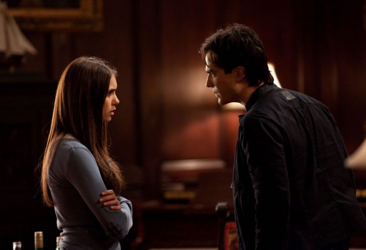 Escena de la serie the vampire diares elena peleando con damon 