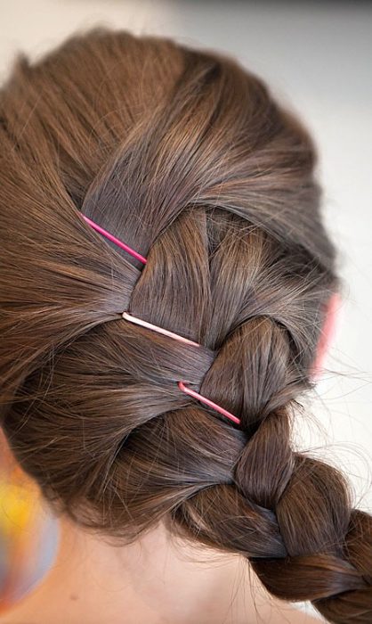 trenza con pasadores de colores