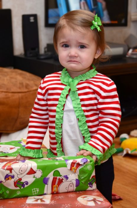 niña llorando con regalo de navidad