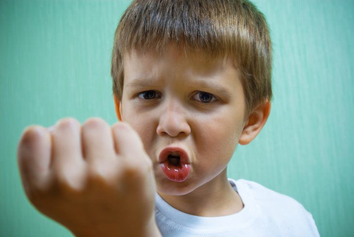 niño enojado con gesto amenazante