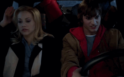 GIF escena de la película recién casados pareja de novios viajando en un coche 