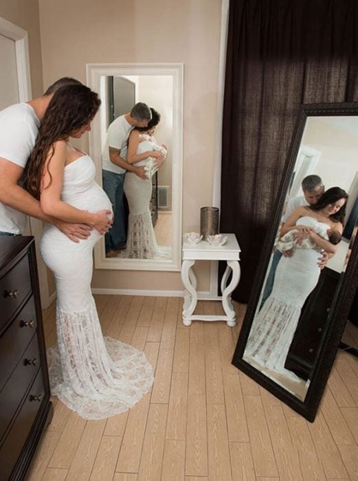 Mujer mostrando el antes y después de su embarazo mientras está parada frente a un espejo