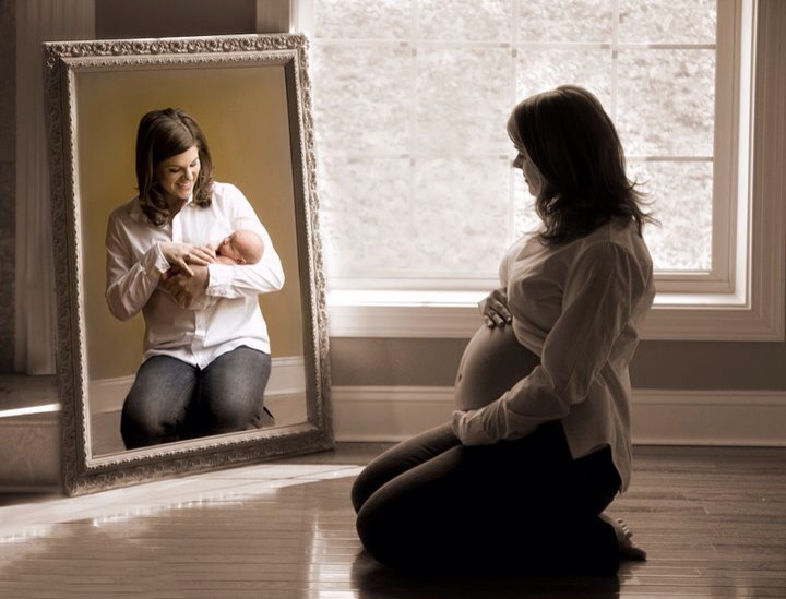 Mujer mostrando el antes y después de su embarazo 