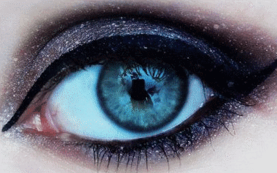 GIF ojo de una chica con distintos colores de maquillaje 