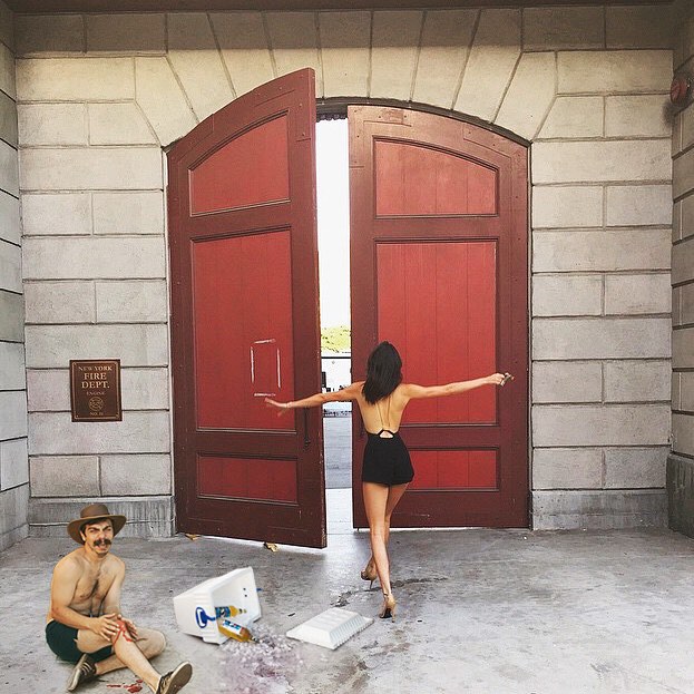 Chico apareciendo de manera divertida en las imágenes de Kendall Jenner mientras ella está frente a una puerta 