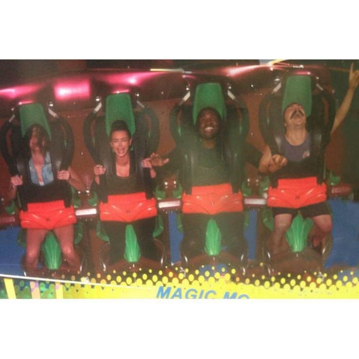 Chic que aparece de manera divertida en las imágenes de Kendall jenner mientras ella está en una montaña rusa con amigos 