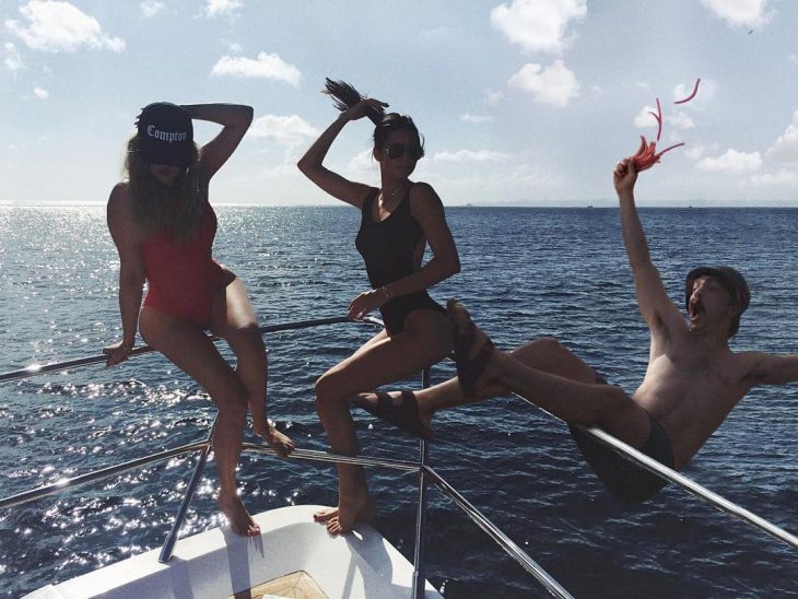 Chico que aparece de manera divertida en las fotos de Kendall Jenner cayendo al agua 