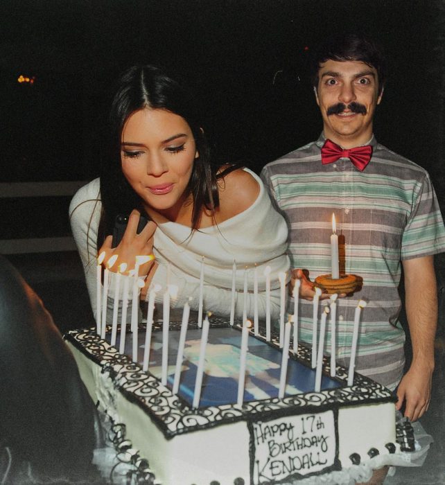 Chico que aparece de manera divertida en las fotos de Kendall Jenner celebrando su cumpleaños