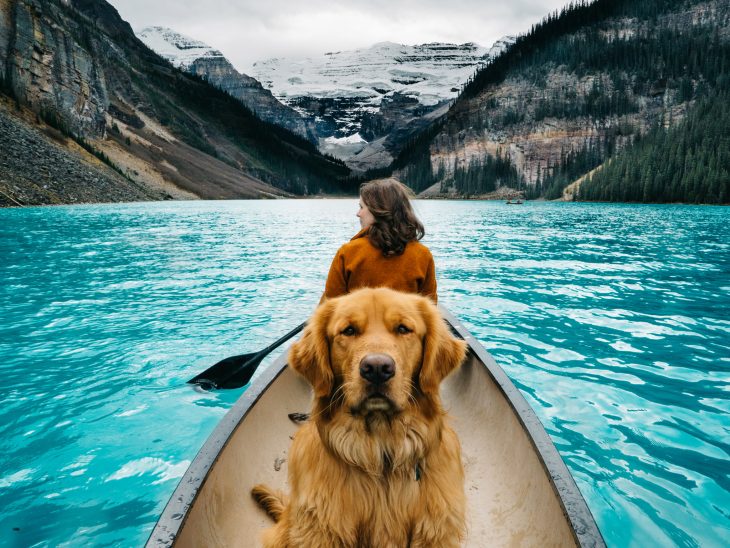 Chica en una canoa con un perro 