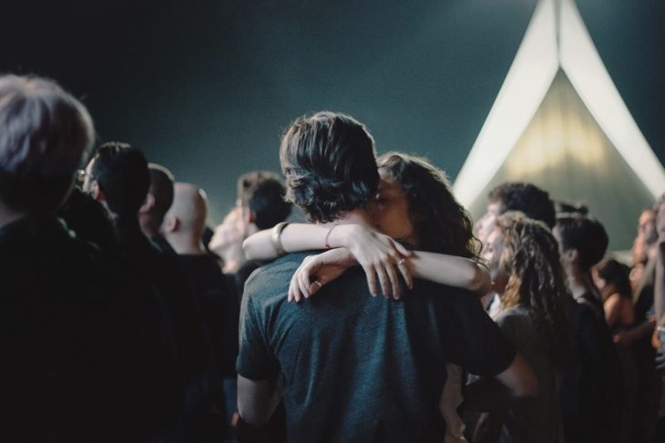 Pareja besándose en un concierto 