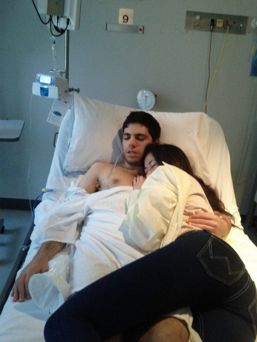 Novia cuidando a su novio en el hospital 