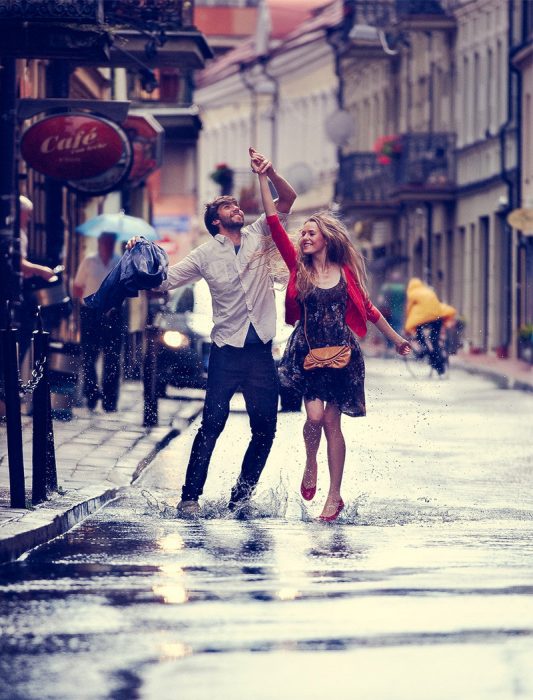 Pareja bailando bajo la lluvia 