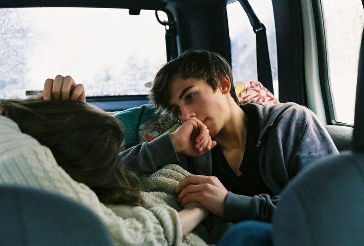 Pareja platicando dentro de un carro 