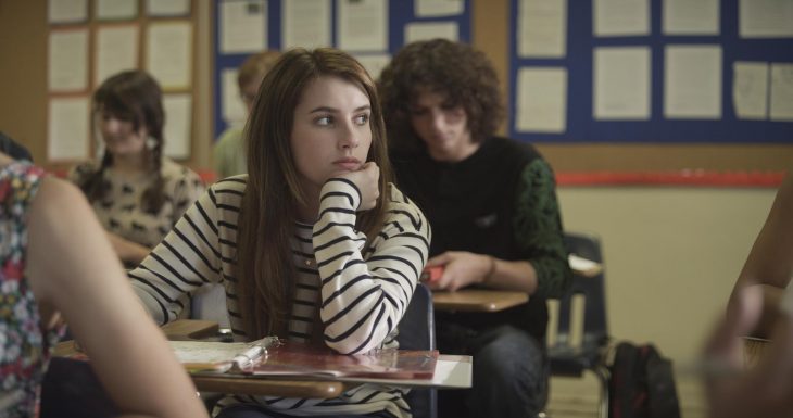 Escena de la película palo alto. Chica en la escuela dentro de un salón de clases 