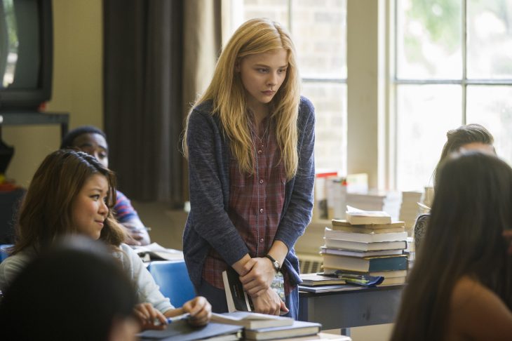 Escena de la película carrie chica en el aula de su escuela 