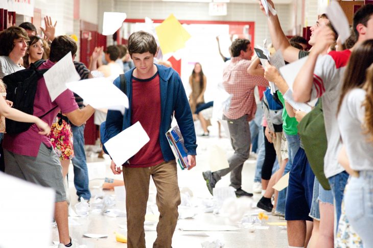 Escena de la película las ventajas de ser invisible. Chico caminando por el pasillo de una escuela