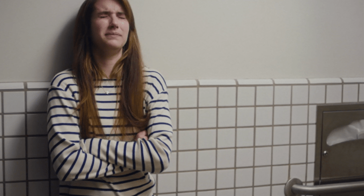 Escena de la película palo alto. Chica llorando en el baño de su escuela 