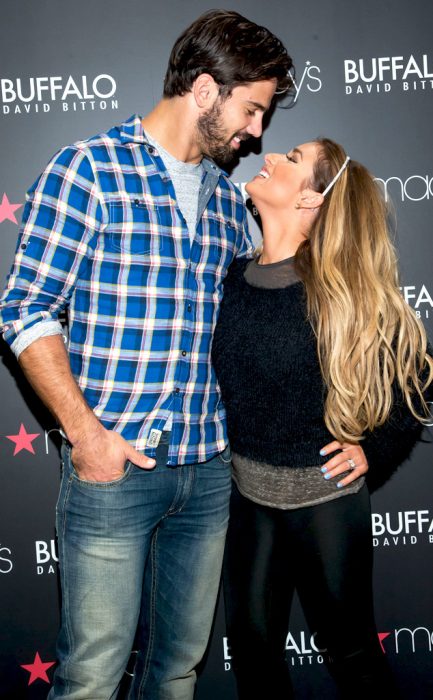 jessie james y eric decker mirándose a los ojos 