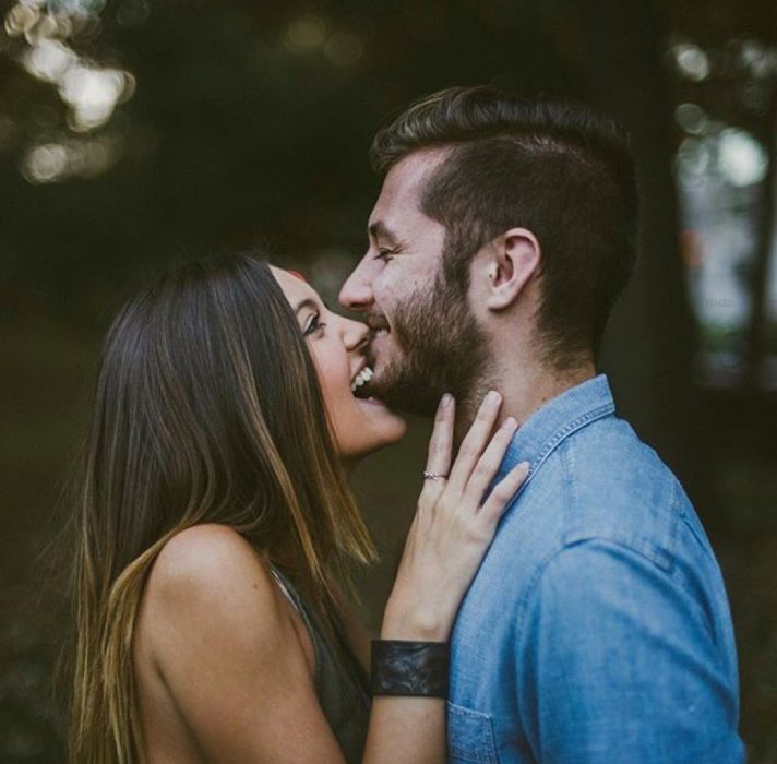 Chica mordiendo en la barba a un chico 