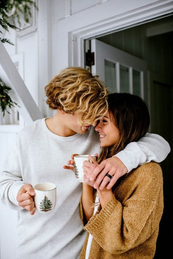 Pareja de novios tomando café por las mañanas 