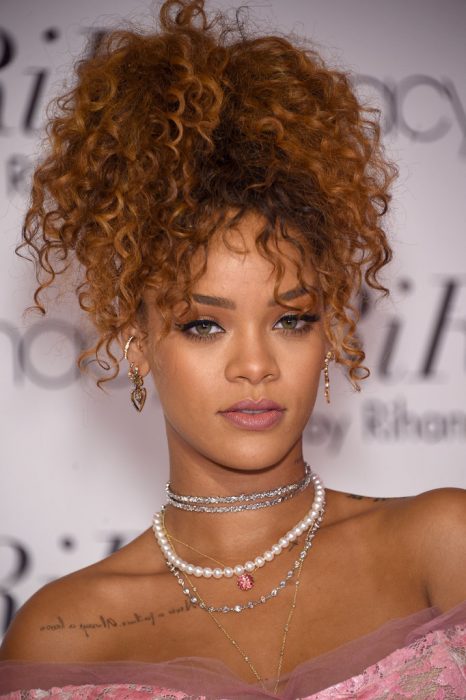 mujer peinado alto rizos naturales rihanna