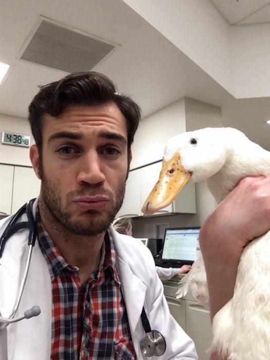 Veterinario Evan Antin con un pato