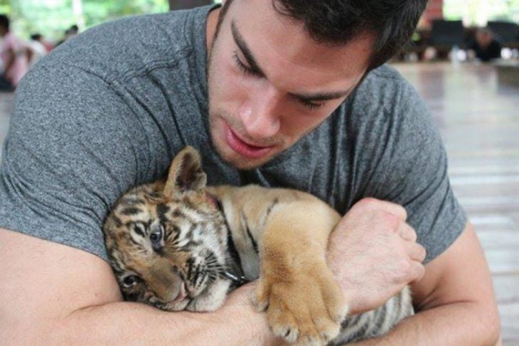 Veterinario Evan Antin con un tigre 