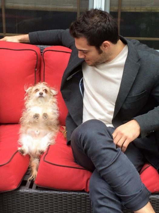 Veterinario Evan Antin platicando con un perrito 