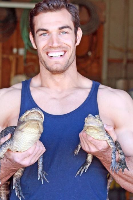 Veterinario Evan Antin con dos lagartos 