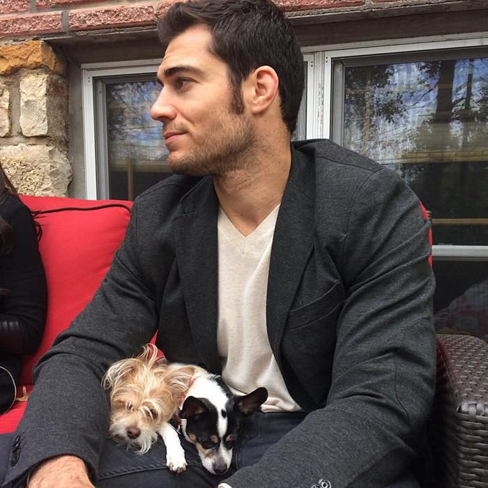 Veterinario Evan Antin con unos perritos 