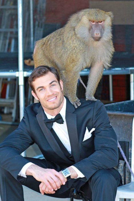 Veterinario Evan Antin con un mono 