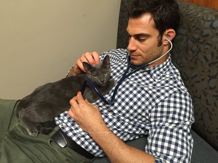 Veterinario Evan Antin con un gato