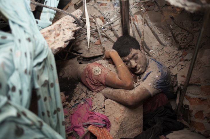 sobreviviente terremoto abraza cadáver de la esposa