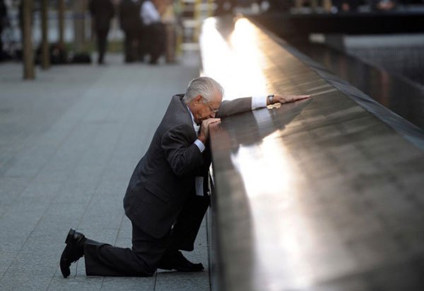 padre llorando en monumento víctimas 11 sep