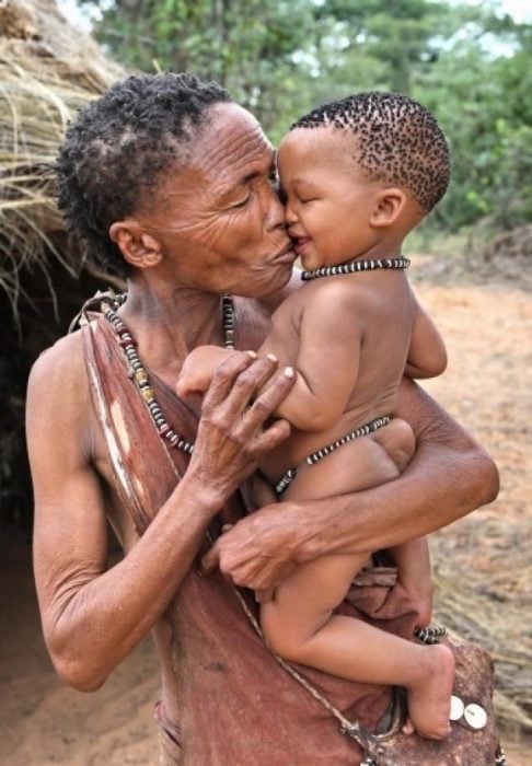 abuela y nieto tribu africana