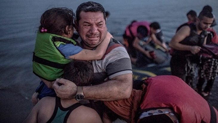 padre refugiado abraza a su hija