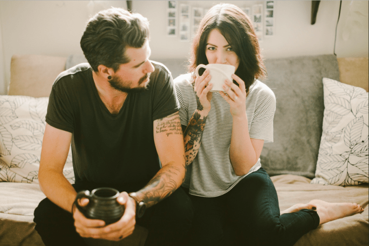 Pareja tomando una taza de café 