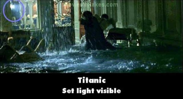 Errores de la película Titanic las luces de las lamparas de utileria aparecen en una escena 