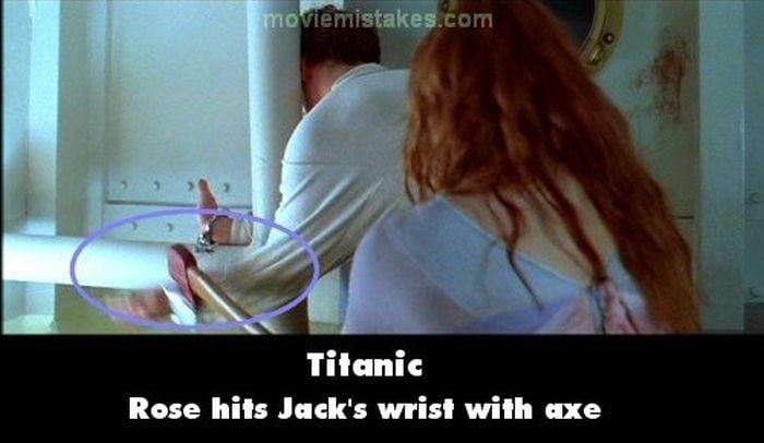 Errores de la película Titanic rose golpeando a jack en el brazo 