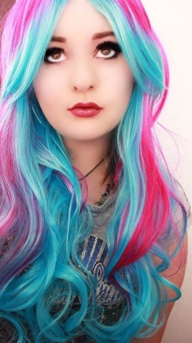 Chica con el cabello azul y rosa 