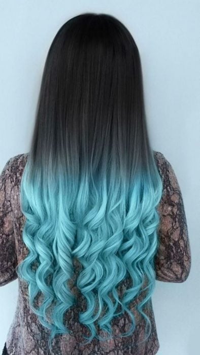 Chica con el cabello de color negro con las puntas azules 