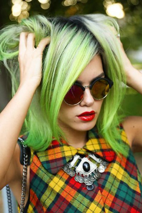 Chica con el cabello de color verde 