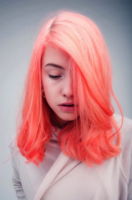 Chica con el cabello en color coral 