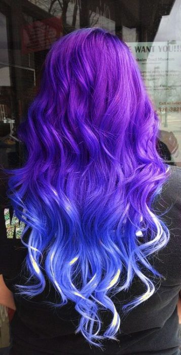 Chica con el cabello en color morado, azul y toques en blanco 