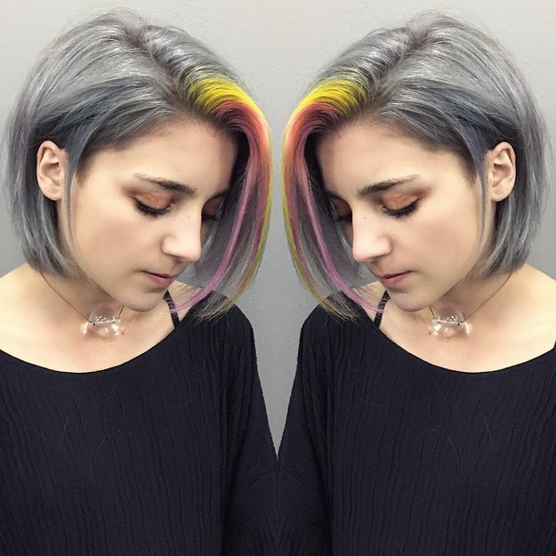 Chica con el cabello gris y un mechon en color amarillo 