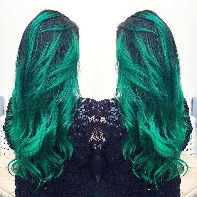 Chica con el cabello en color verde 