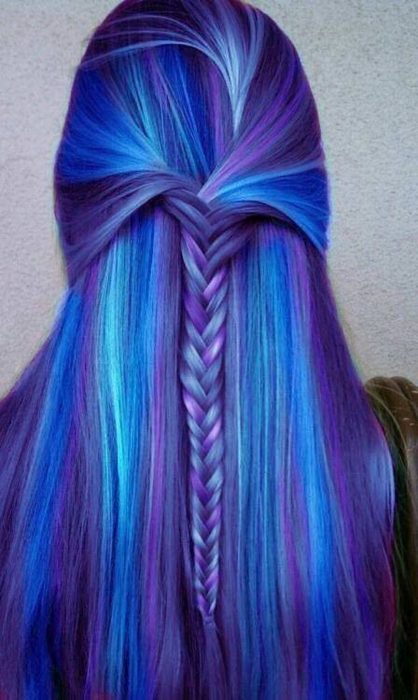 Chica con el cabello azul y distintos tonos de morado 